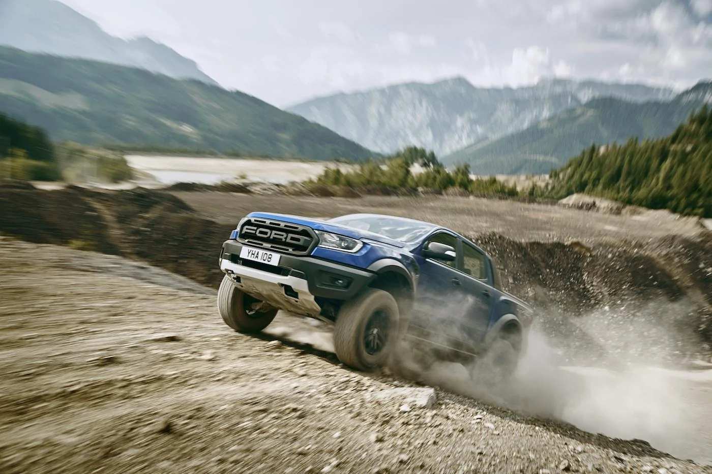 2018_FORD_RANGER_RAPTOR_WILDTRAK_Shot22_34FrontClimbDynamic_04.webp