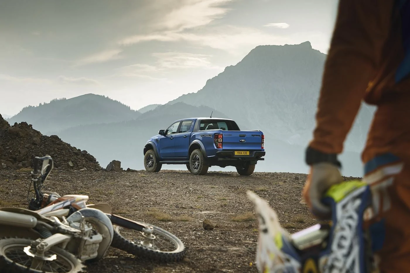 2018_FORD_RANGER_RAPTOR_WILDTRAK_Shot10_34RearTotalDomination_05b.webp