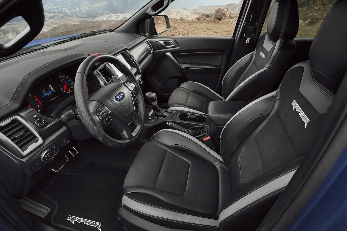 2018_FORD_RANGER_RAPTOR_WILDTRAK_Shot21_34FrontCabinInterior_04.webp