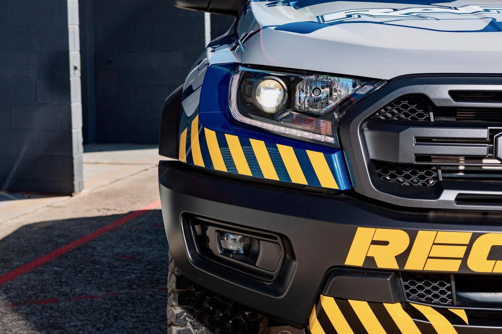 ford-performance-ranger-raptor-supercars-recovery-vehicle-front-detail-5.webp