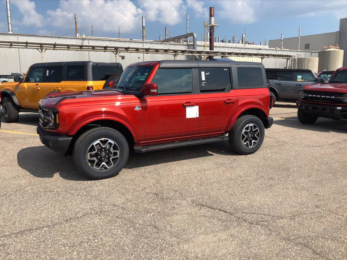 Hot-Pepper-Red-2022-Bronco-1.jpg