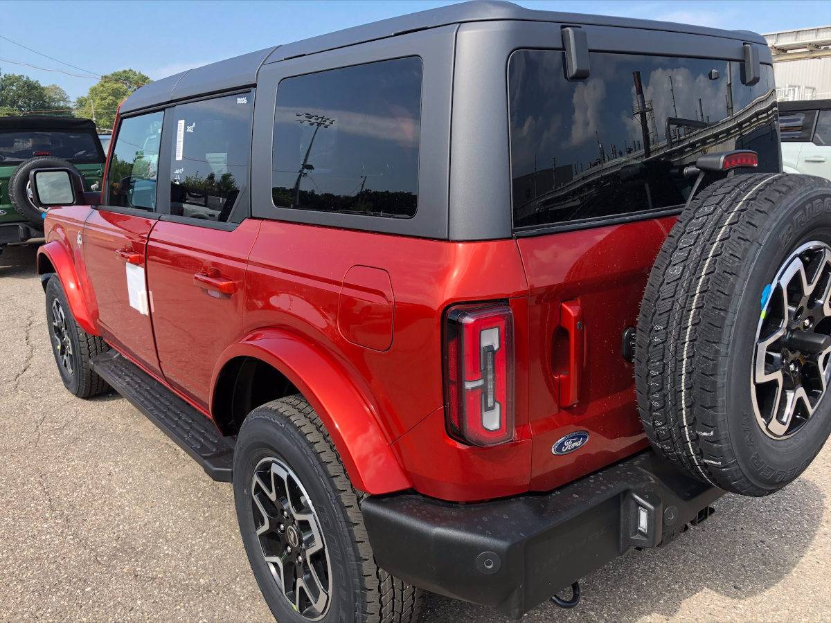 Hot-Pepper-Red-2022-Bronco-3.jpg