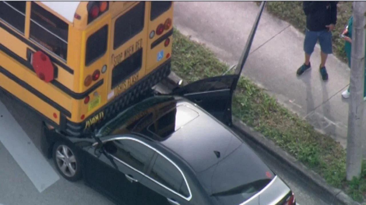 Car reaschoolbus.webp