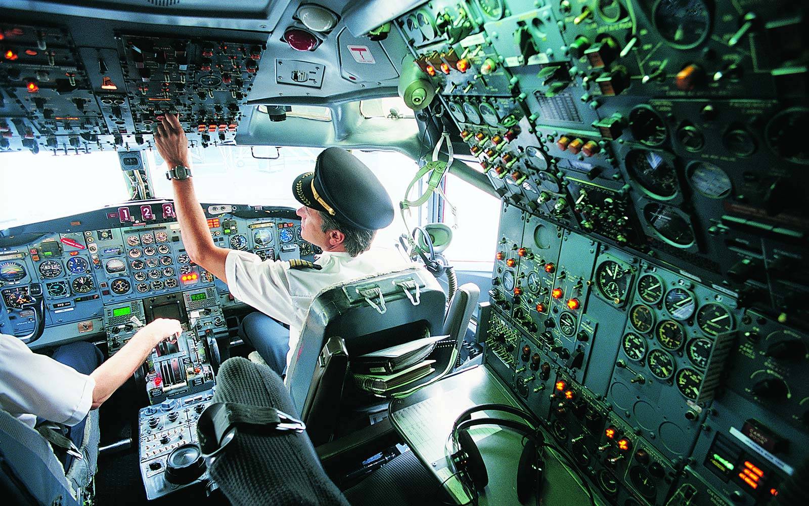 airplane-pilot-cockpit-controls-PILOTBUTTONS0817.jpg