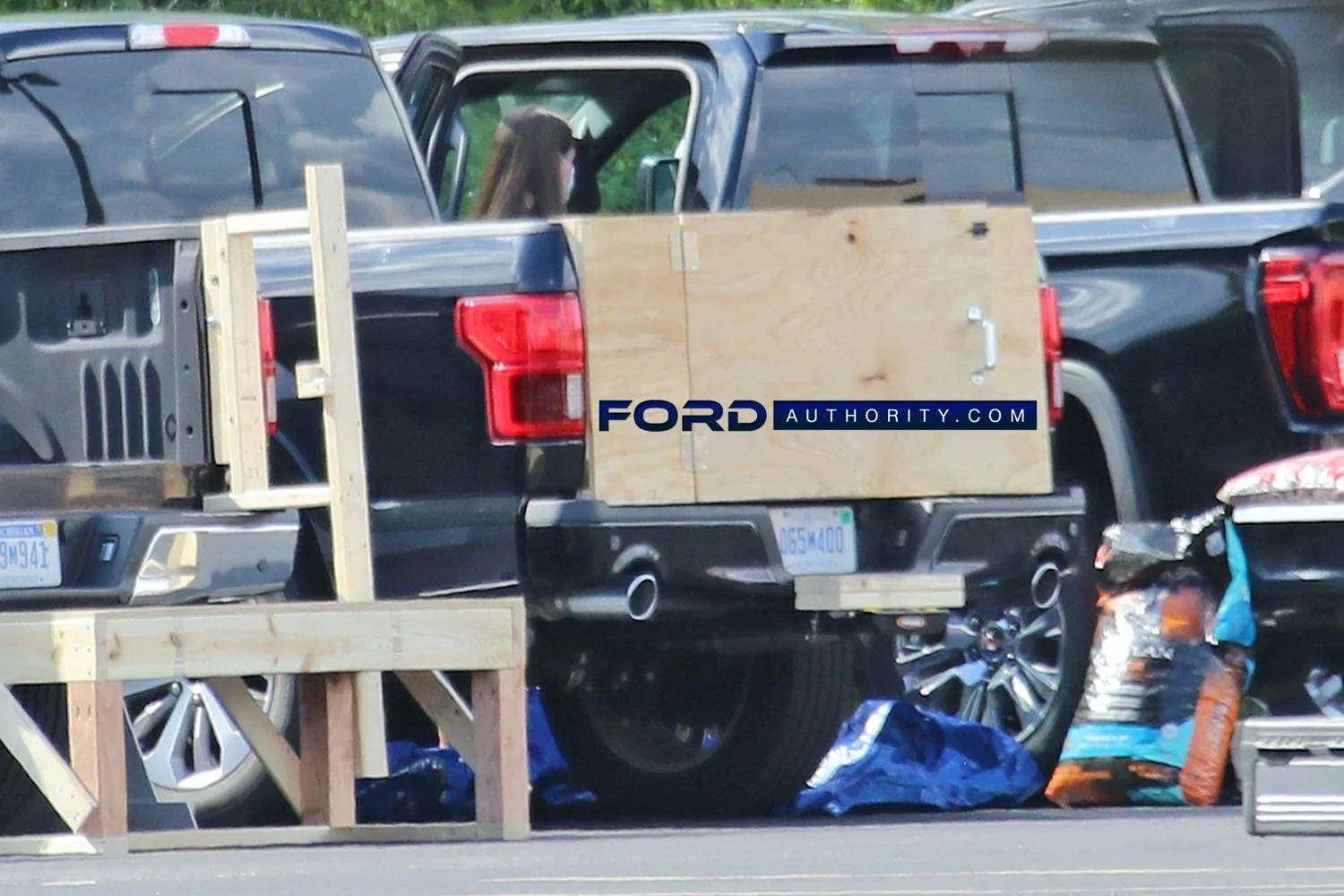 Ford-working-on-multifunction-barn-style-tailgate-spy-photos-August-2020-003.webp