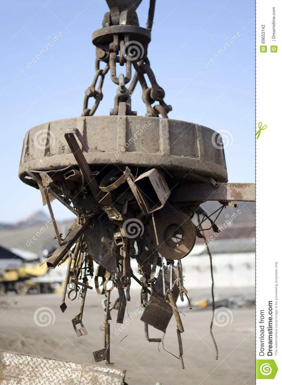 scrap-metal-electro-magnet-scrapyard-69653142.webp