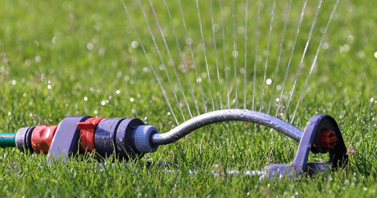 how-long-to-water-lawn-with-oscillating-sprinkler.jpg