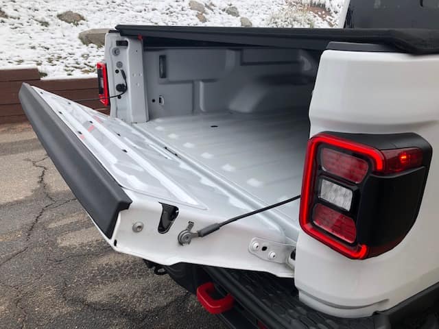aventura-cjdr-2020-gladiator-functionality-tailgate.jpg