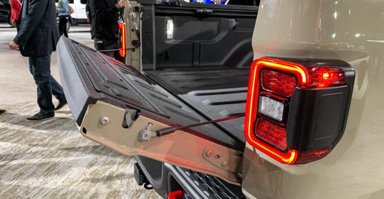 2020-Jeep-Gladiator-JT-Pickup-Truck-Tailgate-3rd-Middle-Position-5-780x405.jpg