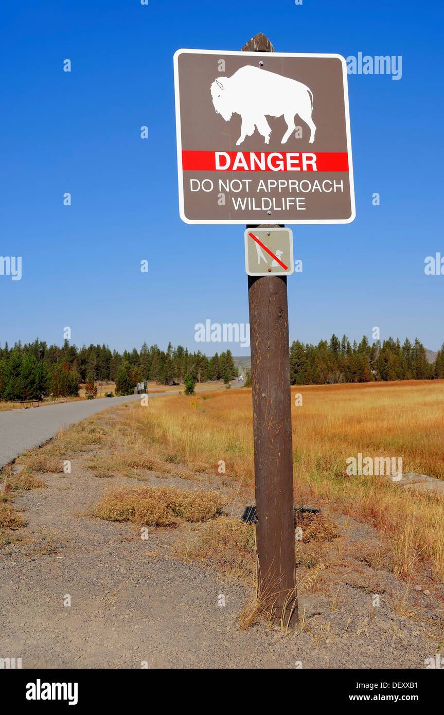 bison-warning-sign-upper-geyser-basin-yellowstone-national-park-wyoming-DEXXB1.jpg