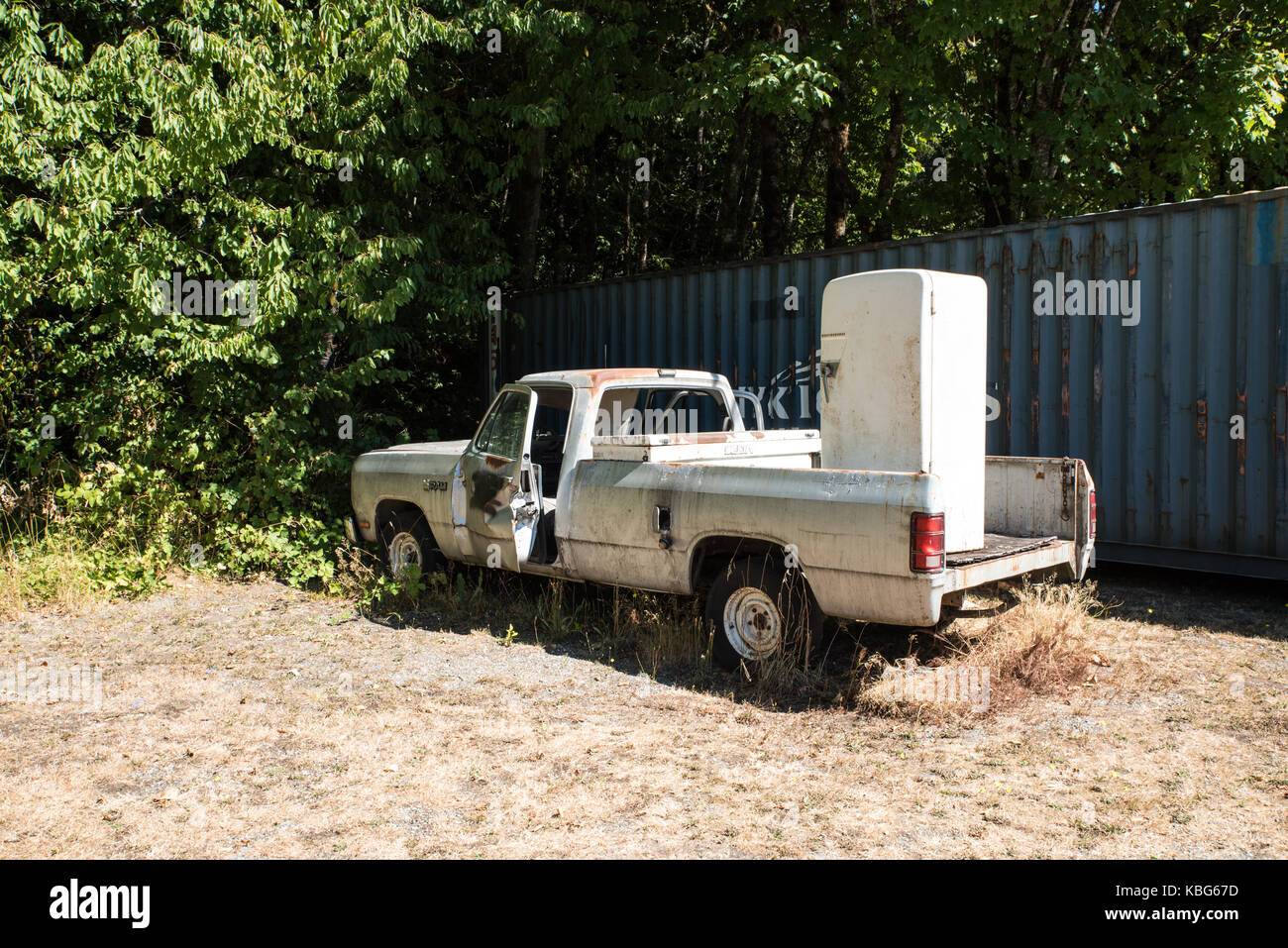 delivery-truck-not-working-a-very-well-used-truck-totes-an-aging-fridge-KBG67D.jpg