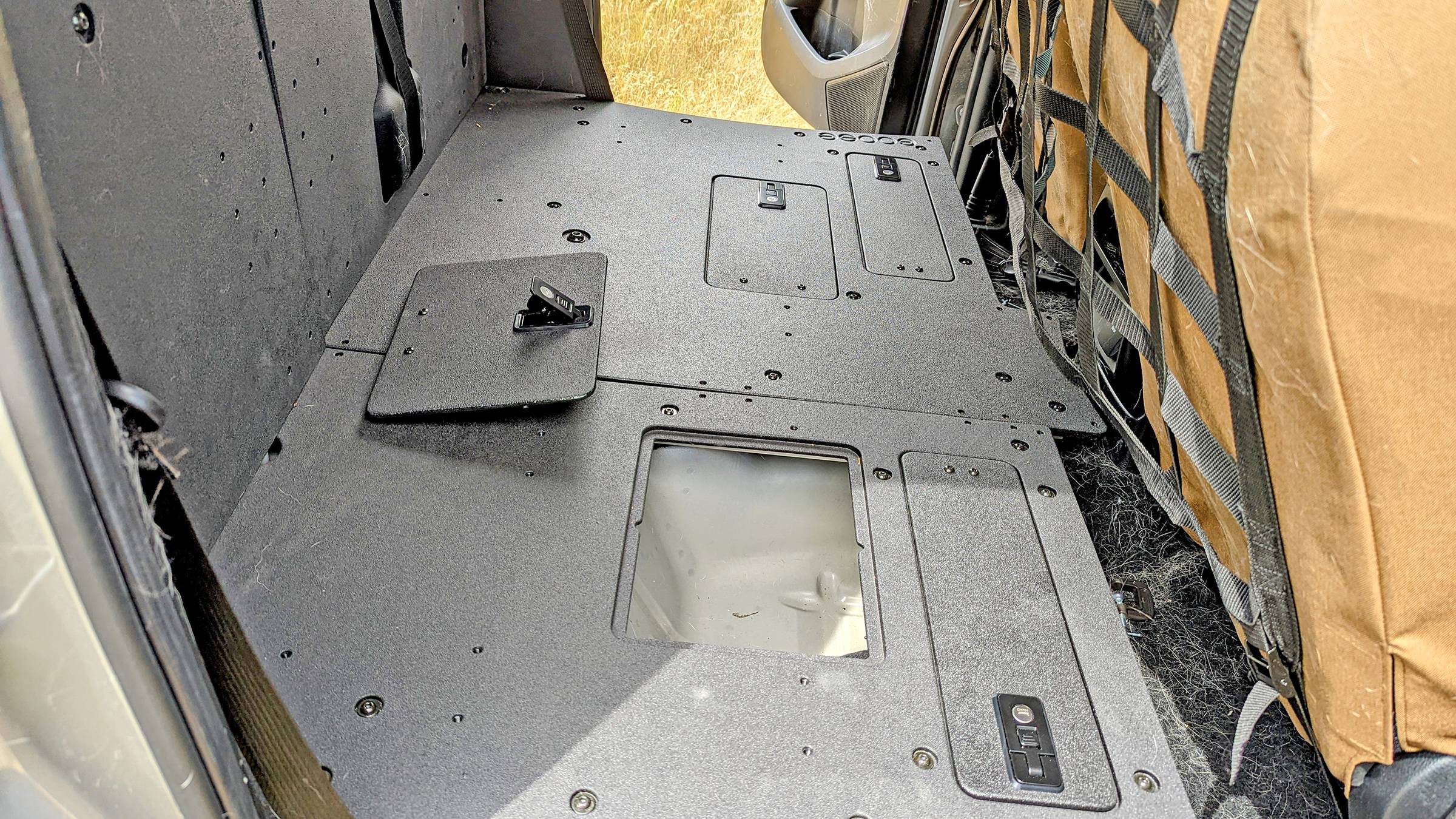 dogmobile-cubby.jpg