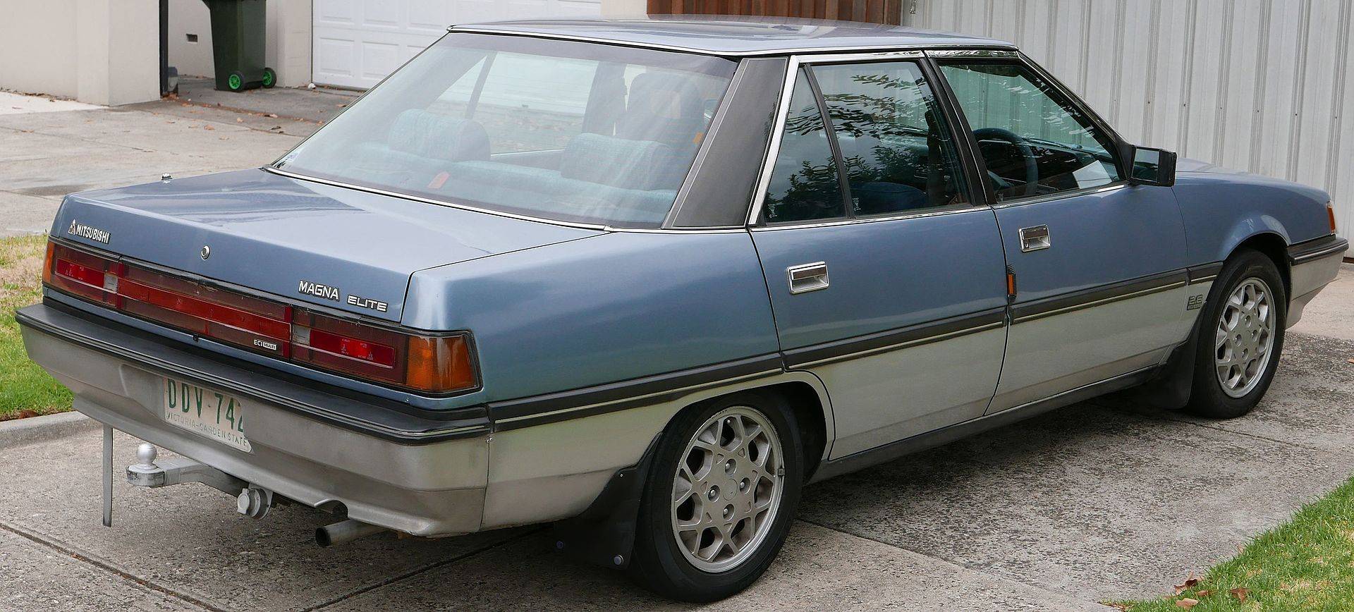 1987_Mitsubishi_Magna_(TN)_Elite_sedan_(2016-01-04)_04_(cropped).jpg