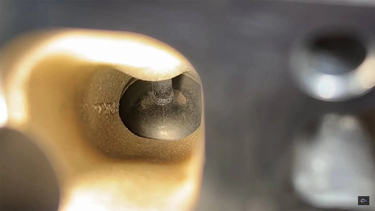 Ford-EcoBoost-engine-carbon-buildup-Ford-Tech-Makuloco-video-screenshot-002-clean-intake-valve.webp