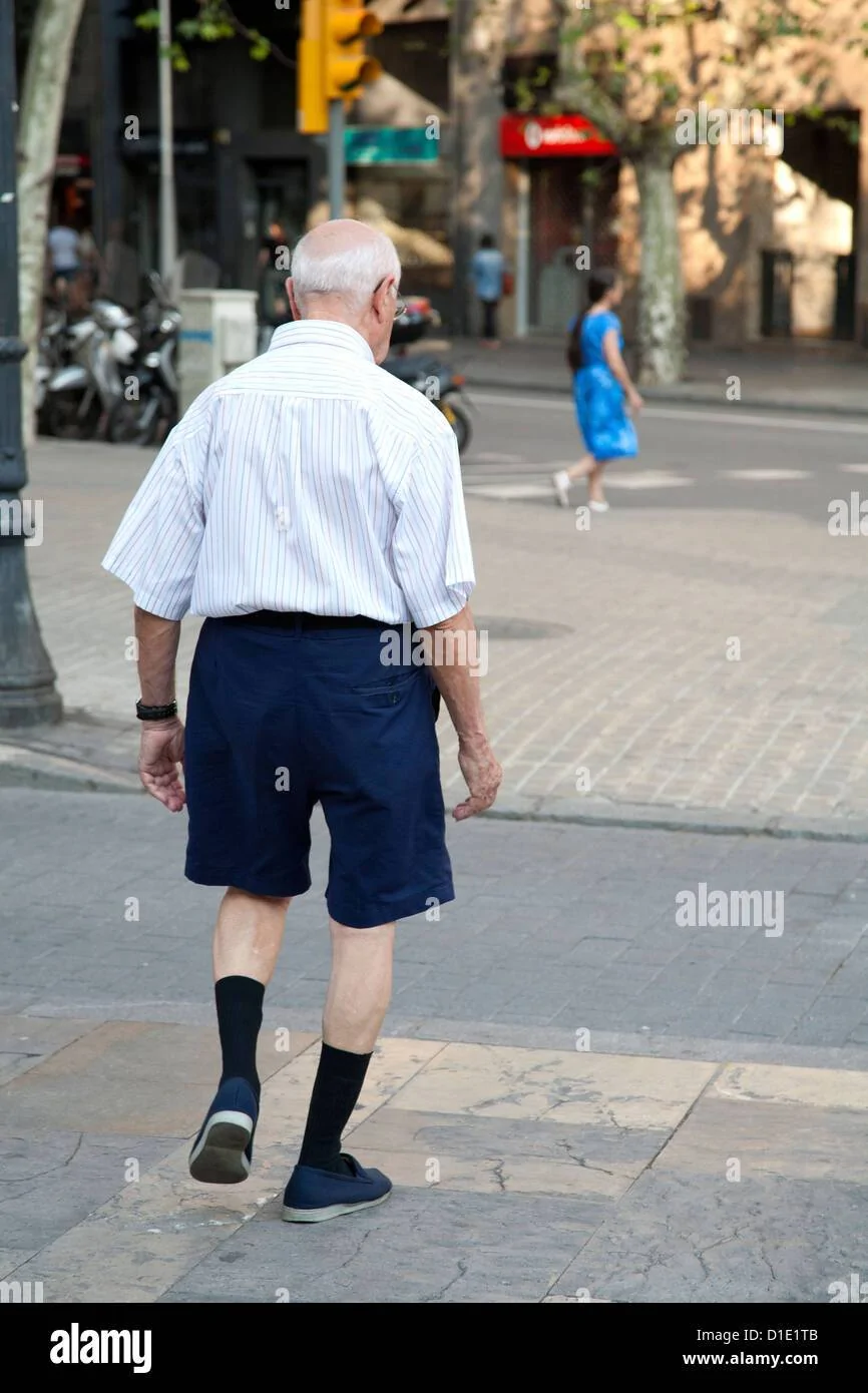 ld-man-walking-in-the-street-wearing-shorts-D1E1TB.jpg