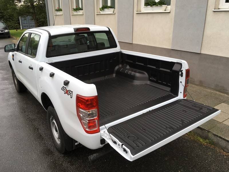 Pro-form-Bedliner-under-the-rail-to-fit-with-OE-Cargohooks-3.jpg