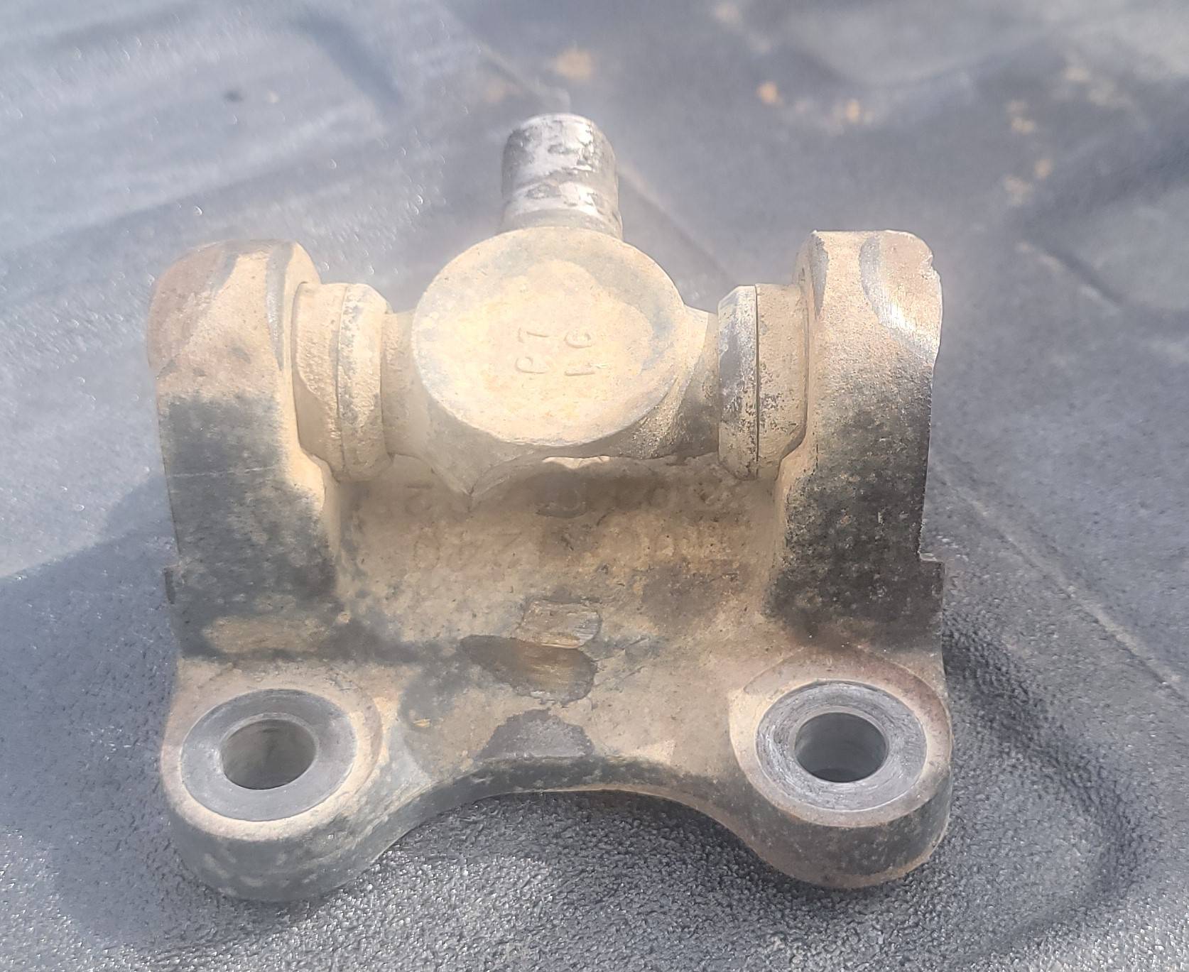 20231027_U-Joint from Rear Diff Flange - Both Sides.jpg