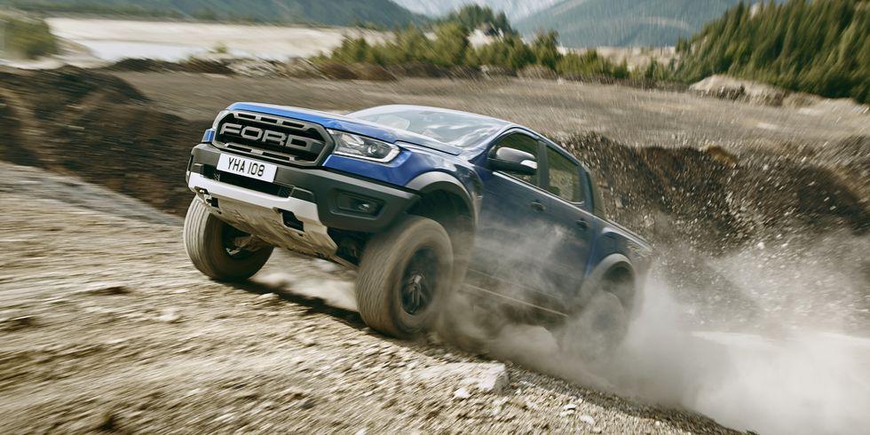 2018-ford-ranger-raptor-wildtrak-shot22-34frontclimbdynamic-04-1539971572.jpg
