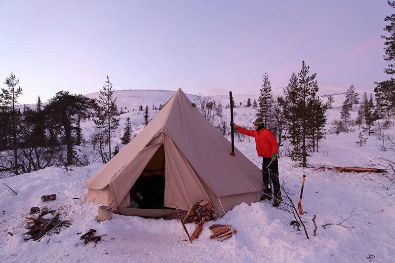 sibley_400_pro_winter_snow_stove_firewood_man_1.jpg