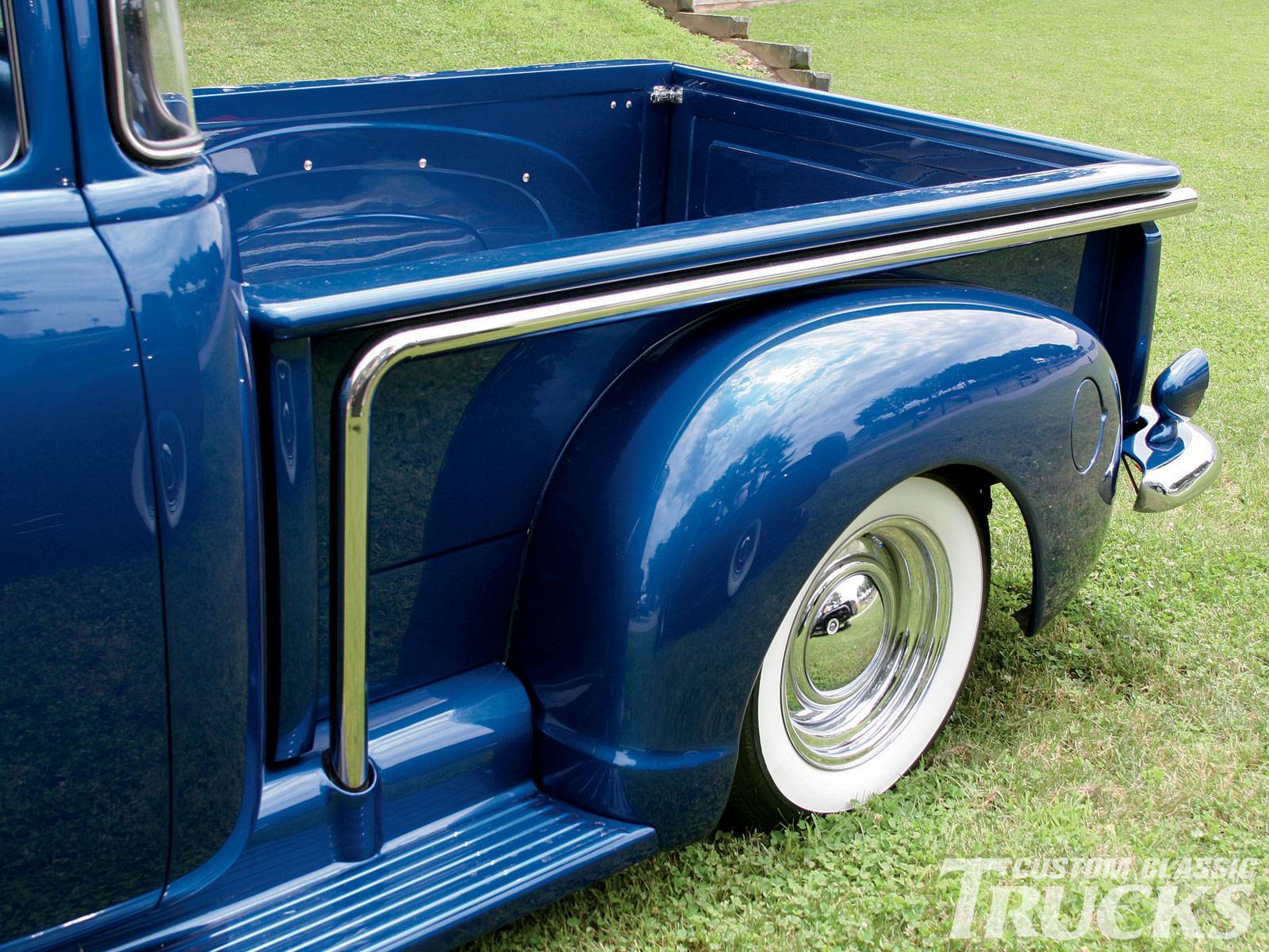 1005cct_27_o-custom_bed_side_exhaust_pipes-painted_truck.jpg