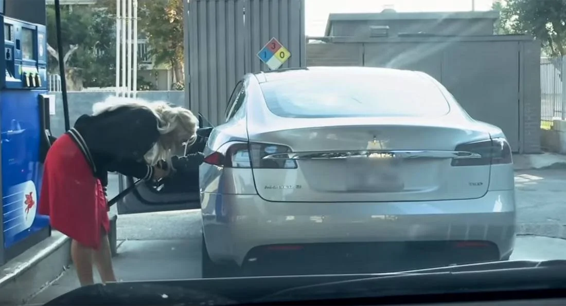b575c315-tesla-model-s-gas-station-.jpg