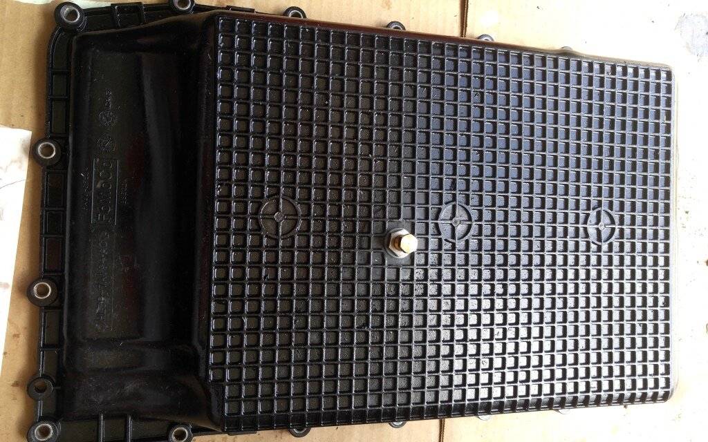 Tranny Pan External Drain Plug.jpg