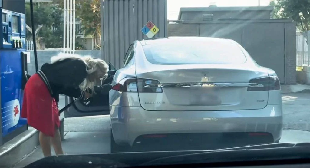 b575c315-tesla-model-s-gas-station--1024x555.webp