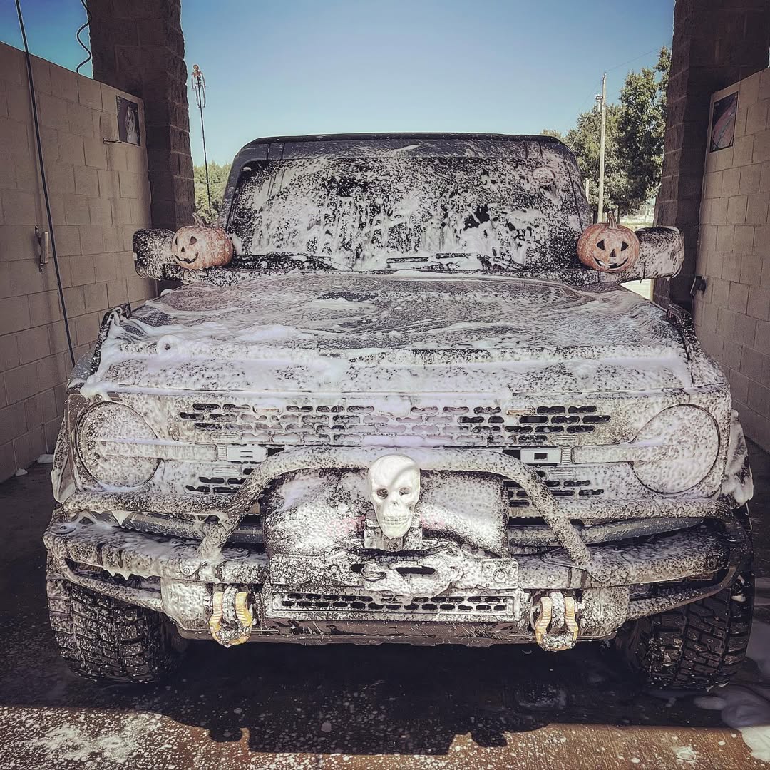 Ran into the Stay Puft Marshmallow Man today…. #frontendfriday #bronconation #fordbroncodaily ...jpg