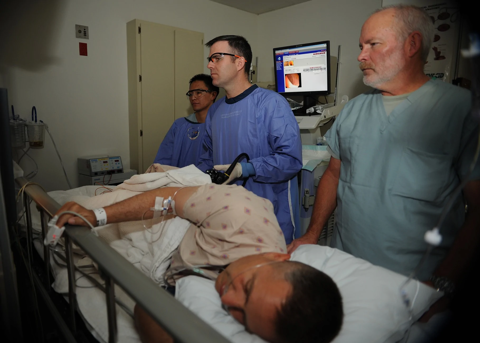 US_Navy_110405-N-KA543-028_Hospitalman_Urian_D._Thompson,_left,_Lt._Cmdr._Eric_A._Lavery_and_...webp