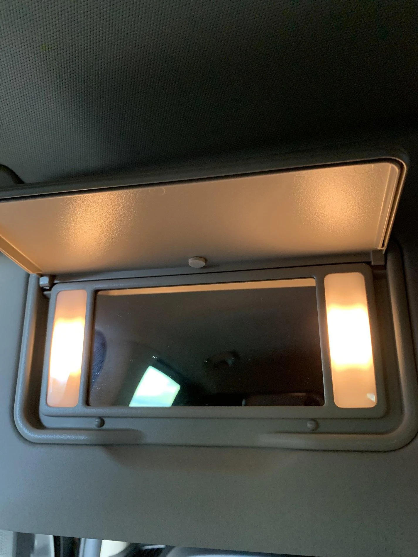 26-VisorMirrorLights.webp