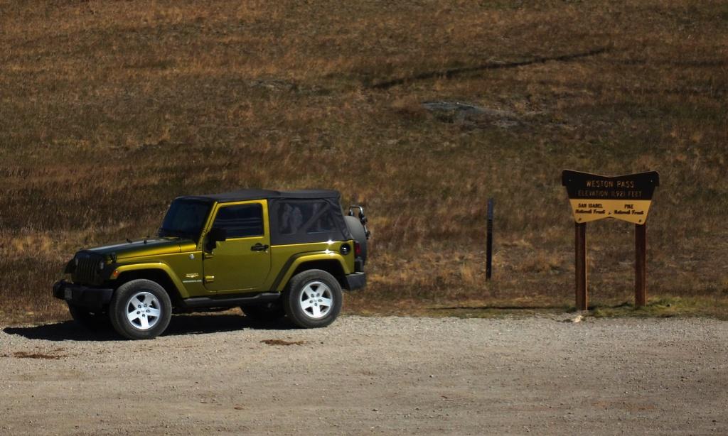 DSCF6111 Jeep parked at the Pass.JPG