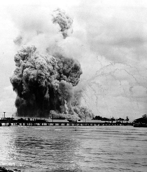 USS_Mount_Hood_AE-11_explosion.jpg