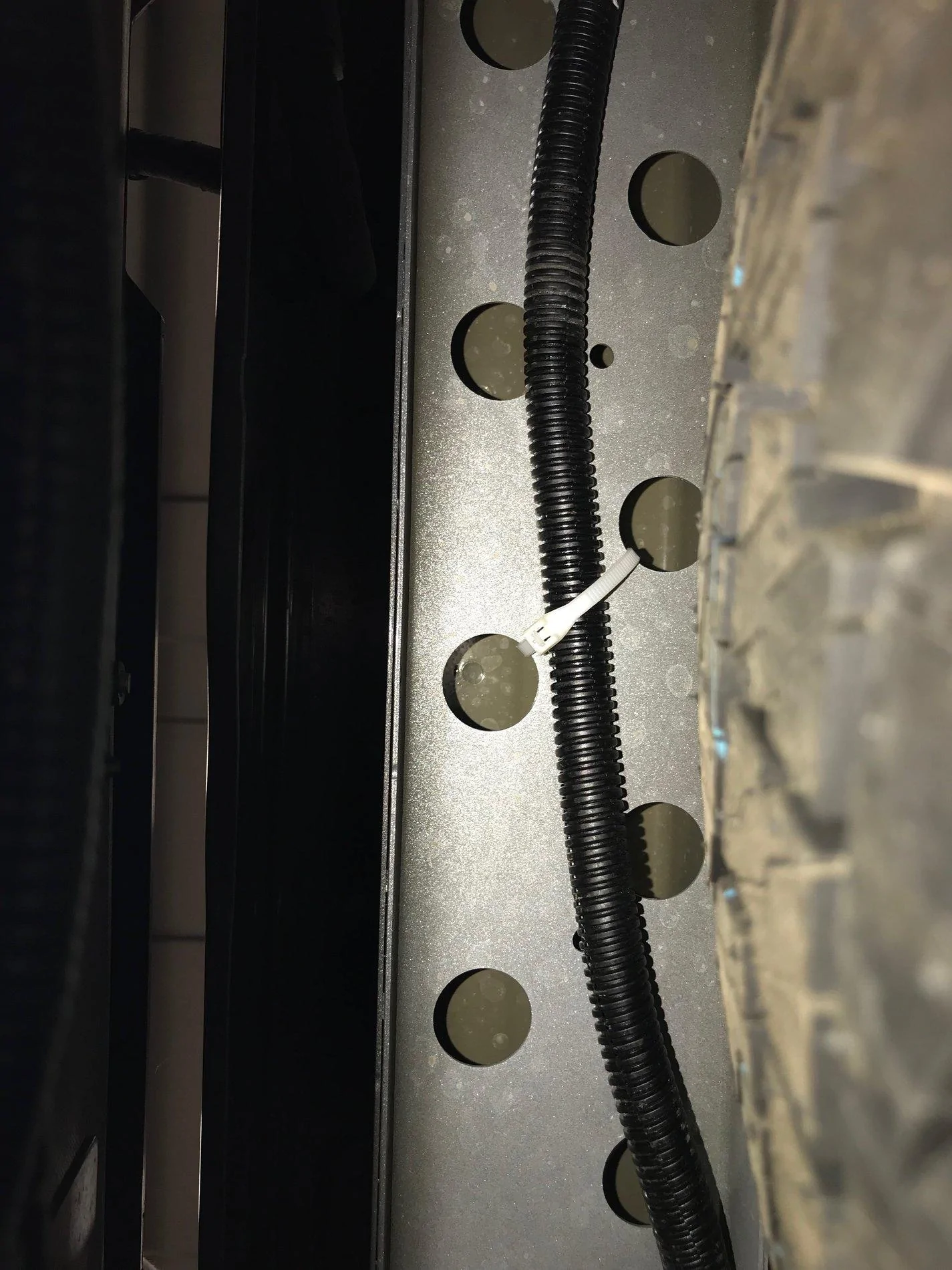 Center of vehicle tie up wire.webp