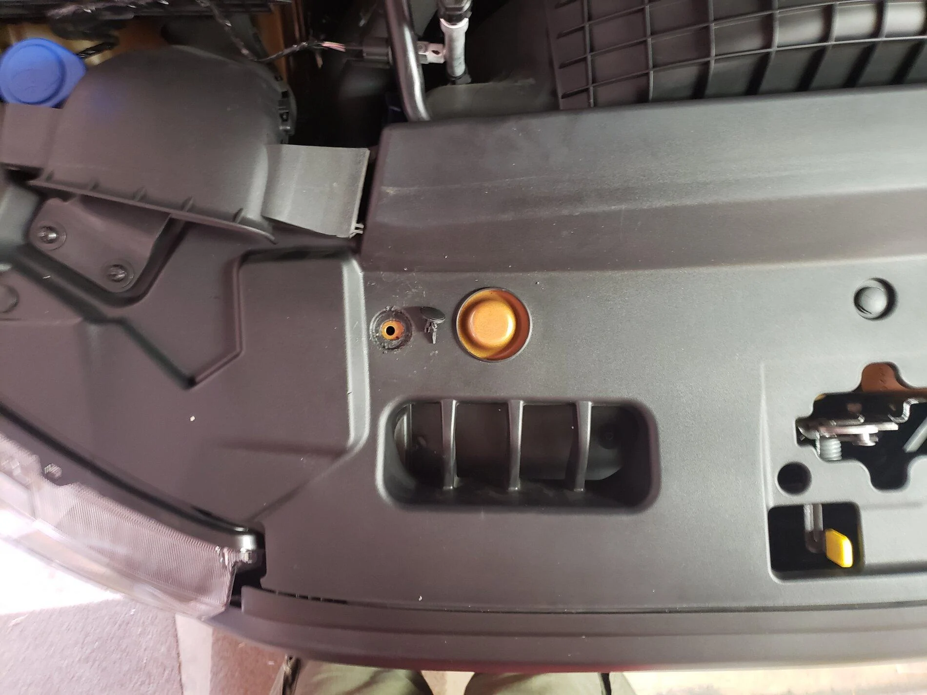 Broken fastener 2.jpg