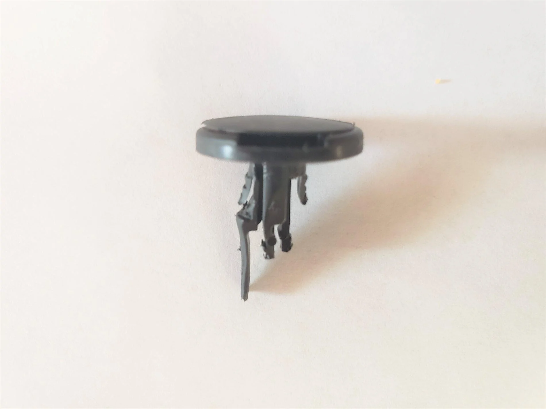 Broken fastener (closeup).jpg