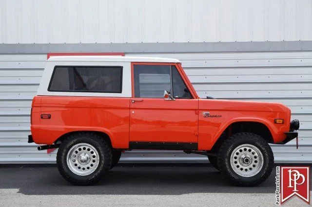 1972-ford-bronco-najaranja-orange-on-black-wwhite-roof-3.webp